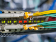 What are the differences between multimode fiber and single-mode fiber